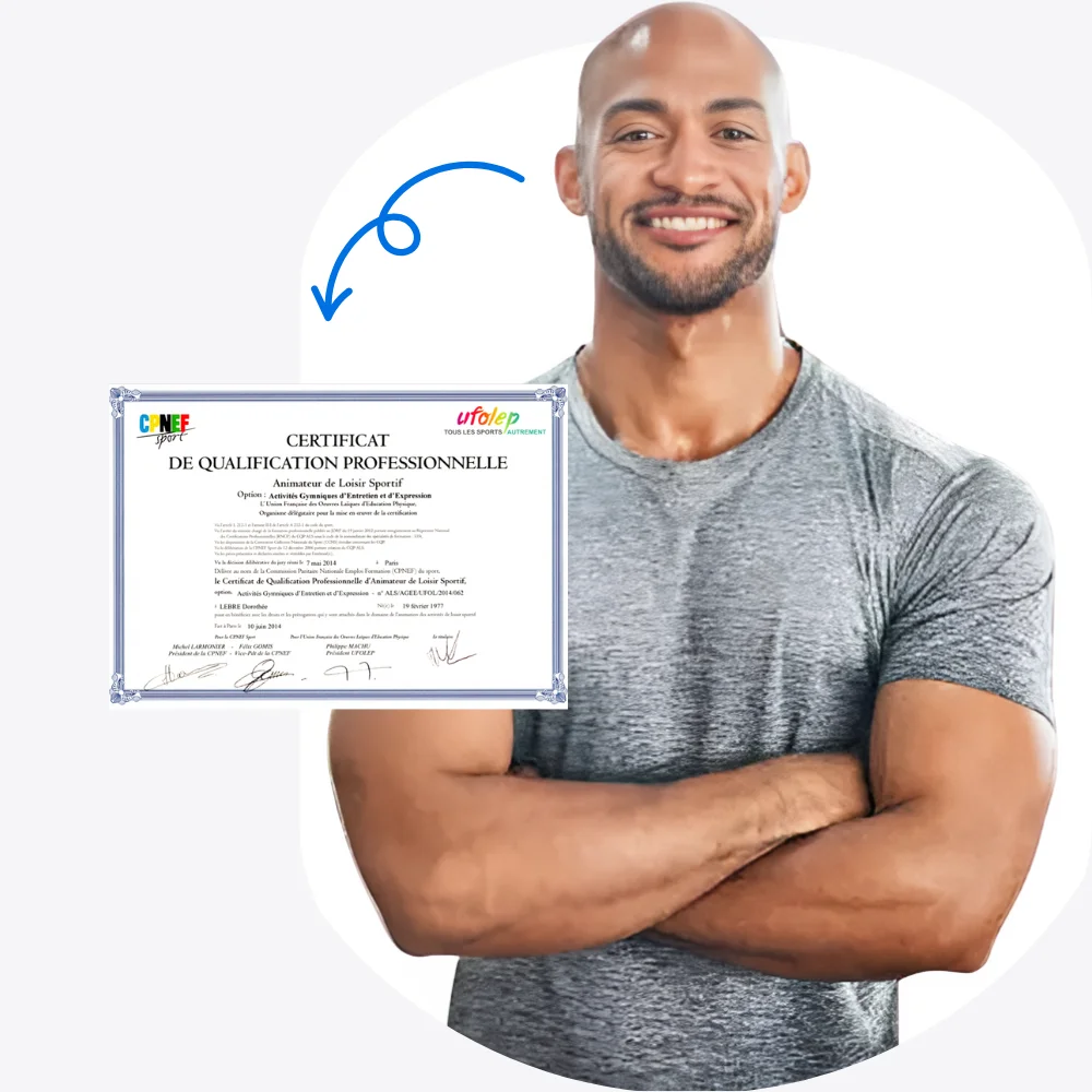 Coach sportif souriant avec son certificat CQP Instructeur Fitness, obtenu à l’issue d’une formation à distance avec pratique en présentiel à Paris.