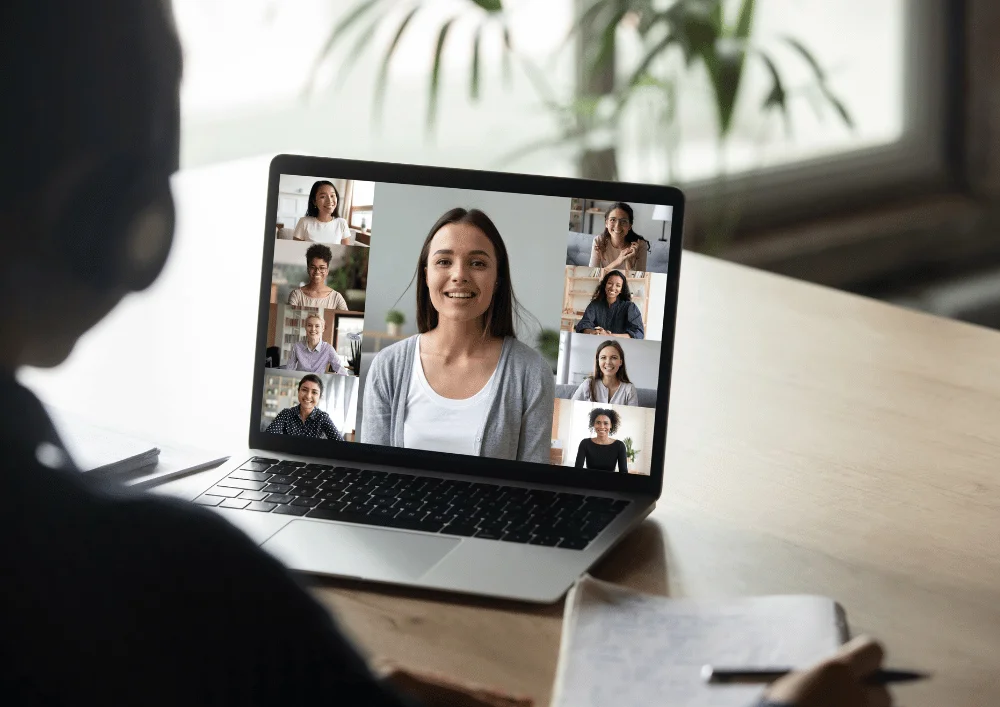 Étudiante assistant à un cours en visioconférence avec plusieurs participants dans le cadre de la formation CQP IF à distance.