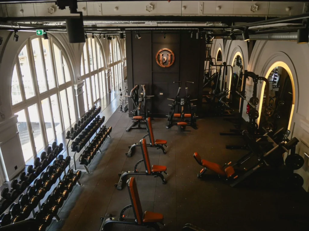 Espace d’entraînement cardio et polyvalent du club L’Usine Saint-Lazare pour la formation CQP Instructeur Fitness