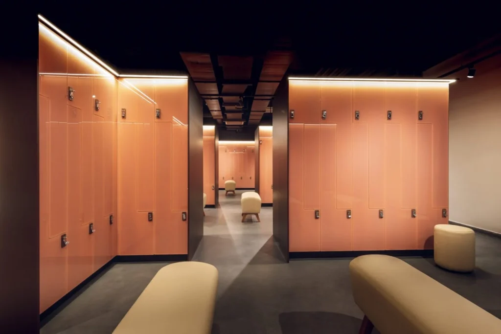 Vestiaires du club de sport premium L’Usine Saint-Lazare où se déroule la formation CQP Instructeur Fitness à Paris